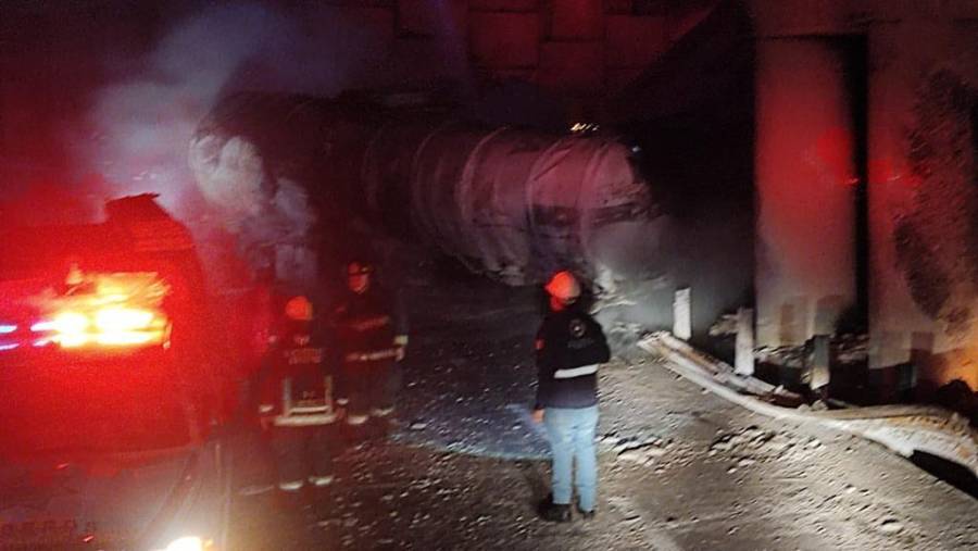 Tras explosión de pipa de gas en puente del periférico, permanecerá cerrado
