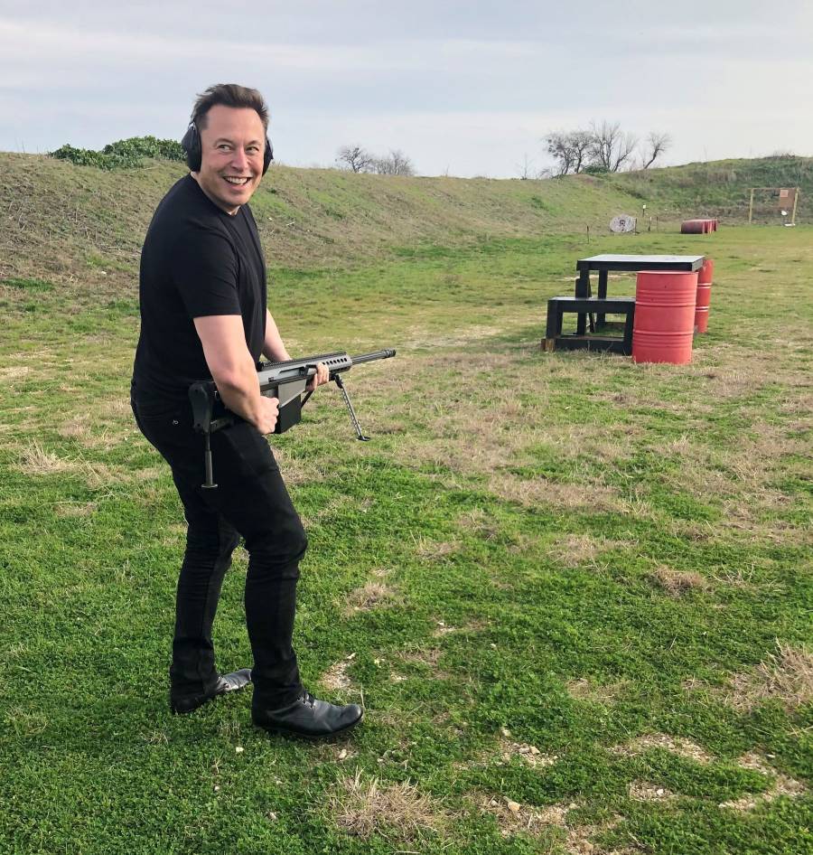 Elon Musk y su demostración impactante: Disparando el fusil Barrett calibre 50