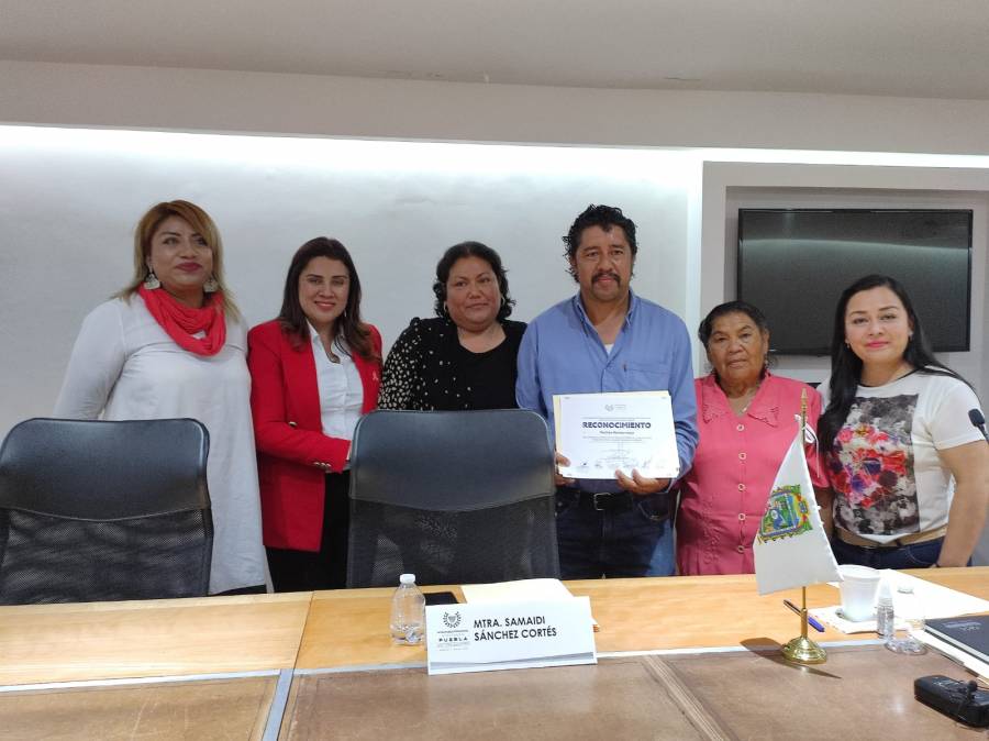 Comisión de Migración entrega reconocimientos a migrantes poblanos