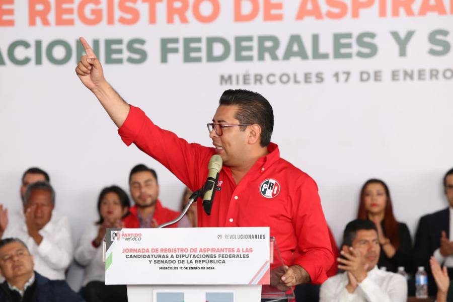 Se inscribe Nestor Camarillo como aspirante único al Senado del PRI Puebla