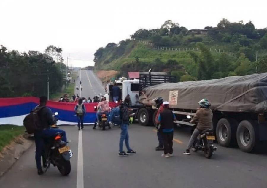 Indígenas Bloquean La Vía Panamericana; Piden Respuesta Del Gobierno ...