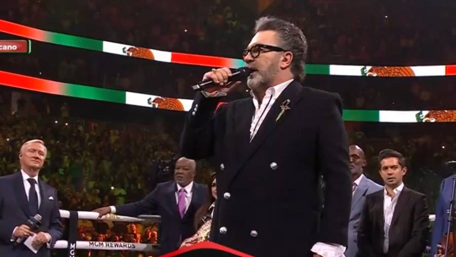 Manuel Mijares cautiva con su interpretación del Himno Nacional Mexicano en el combate 