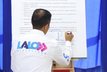 Lalo RIvera firma compromiso por una Educación con Rumbo