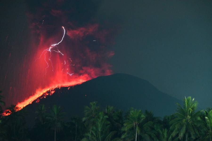 Entra en erupción un volcán en el este de Indonesia