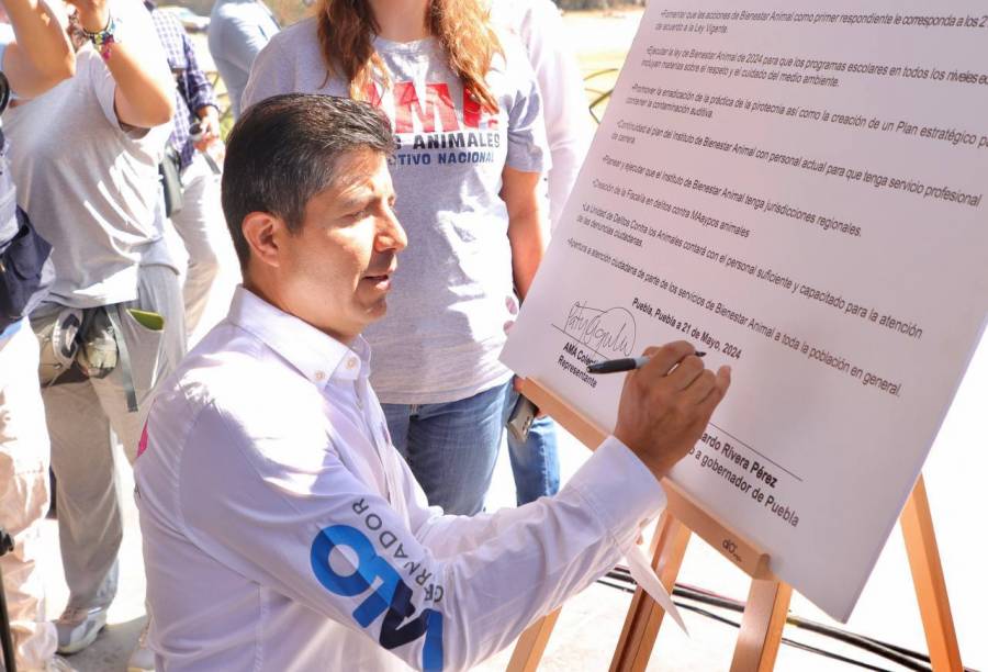 Firma Lalo Rivera Agenda Animalista en Africam Safari