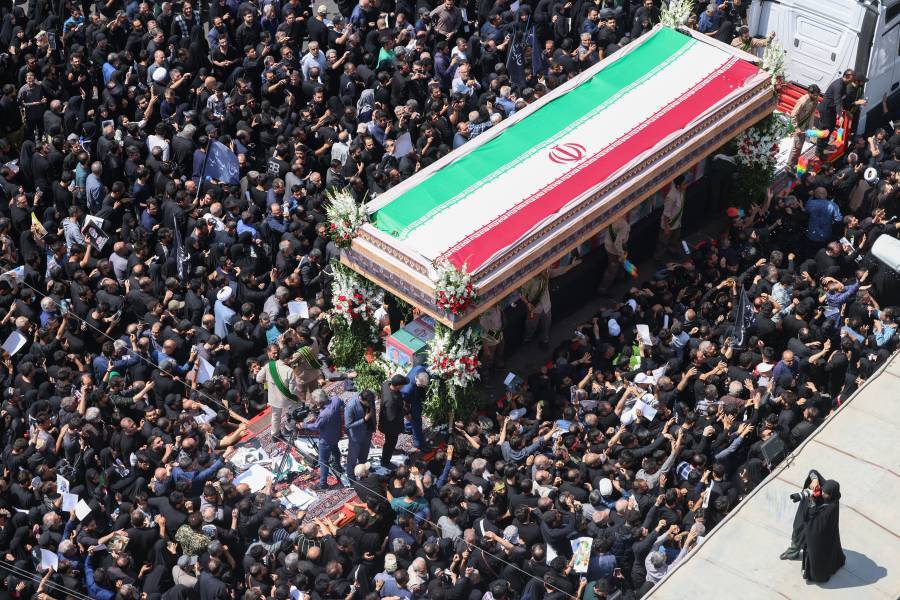 Una inmensa multitud asiste en Teherán al funeral del presidente iraní