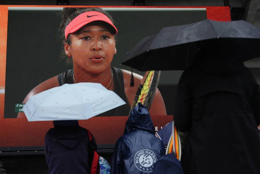 Alcaraz continúa luchando en el Abierto de Francia azotado por la lluvia mientras Osaka se prepara para Swiatek