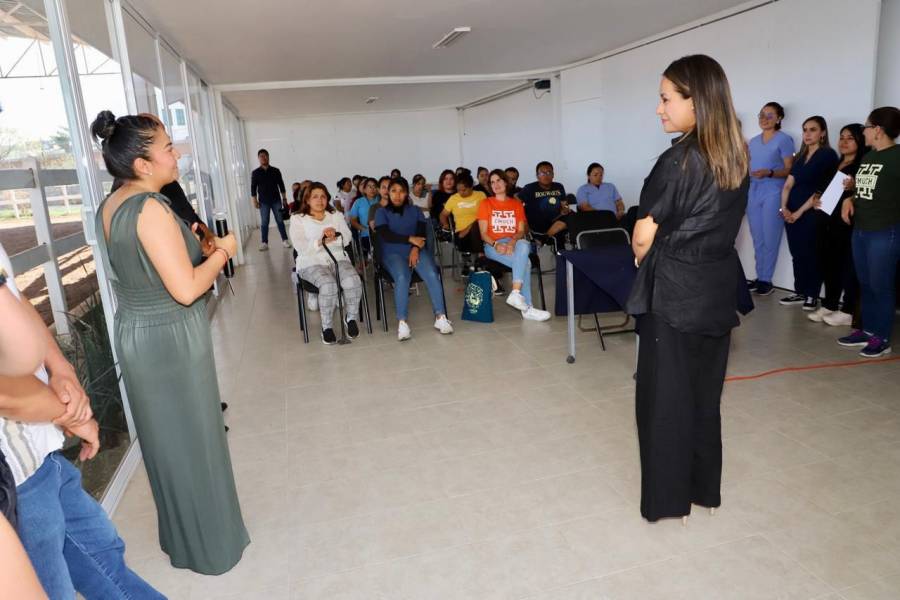 Recibe CMERI especialistas en rehabilitación de personas con discapacidad