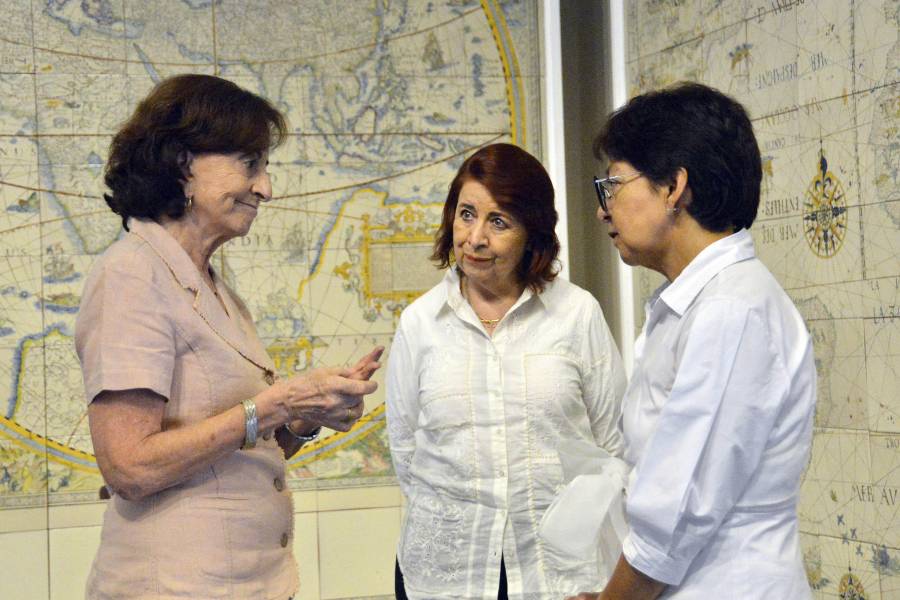 Lilia Cedillo visita la exposición El Arte de la Cartografía en Talavera Poblana