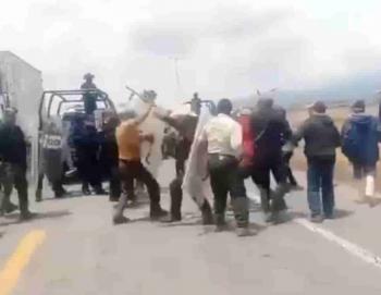 Policía desaloja a activstas de la carretera Perote-Puebla; reportan 2 muertos