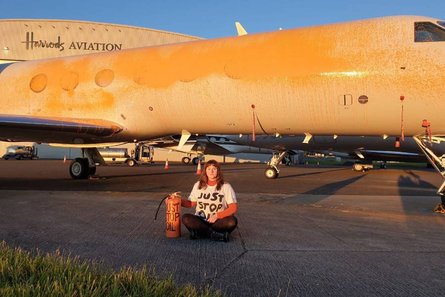 Dos mujeres permanecen detenidas después de que aviones del Reino Unido fueran rociados en protesta por el clima