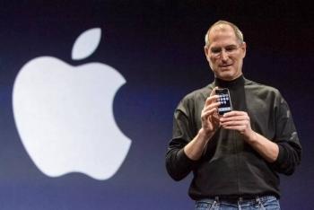 Peso Pluma se vuelve viral tras pedir ayuda a Steve Jobs en entrevista