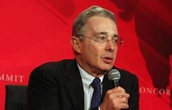 Tribunal acepta queja de defensa de Álvaro Uribe por error procesal