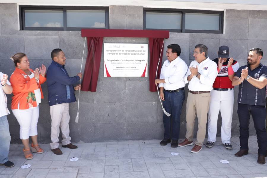Inaugura Sergio Salomón campo de béisbol en Cuautinchan