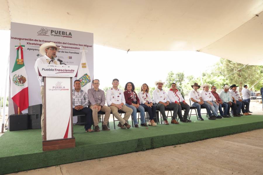 Gobernador inauguró la construcción del pavimento de la carretera San Felipe Tepemaxalco