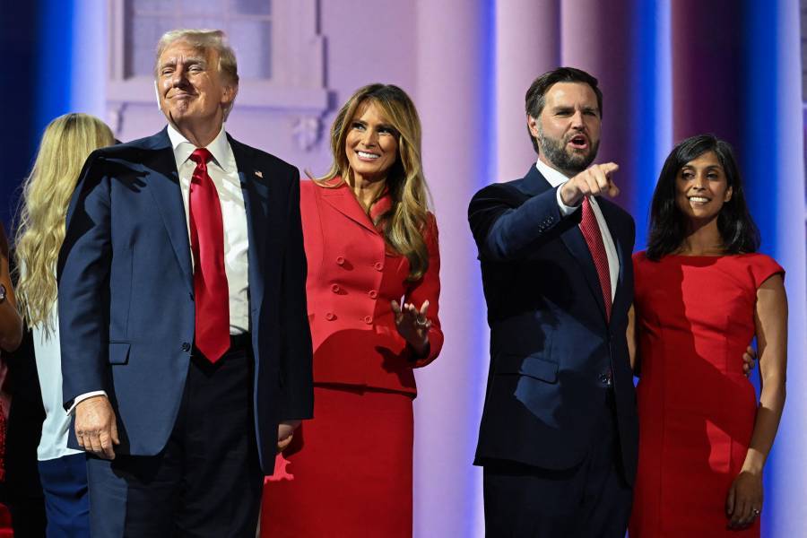 Trump retoma campaña contra un Biden enfrascado