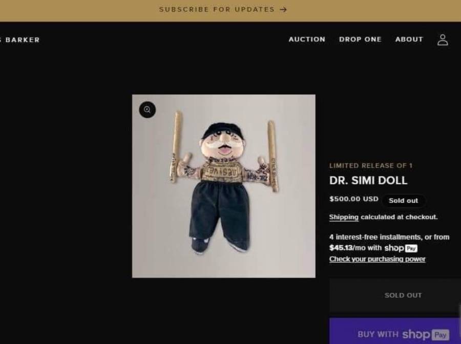 Travis Barker de Blink-182 vende peluche del Dr. Simi personalizado, generando polémica entre fans mexicanos