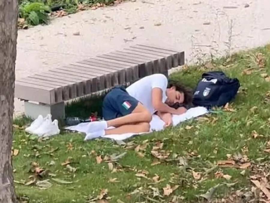 Thomas Ceccon, campeón olímpico, durmió en un parque tras quejas a la Villa Olímpica