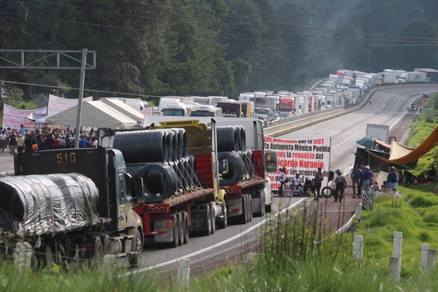 Manifestantes bloquean autopista México Puebla por más de siete horas