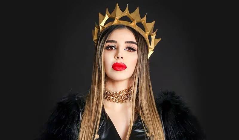Emma Coronel debuta como modelo en video musical de su propia historia