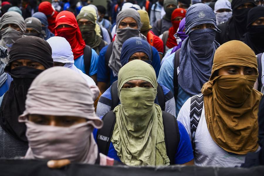 Normalistas lanzan consignas contra las autoridades federales a 10 años del caso Ayotzinapa