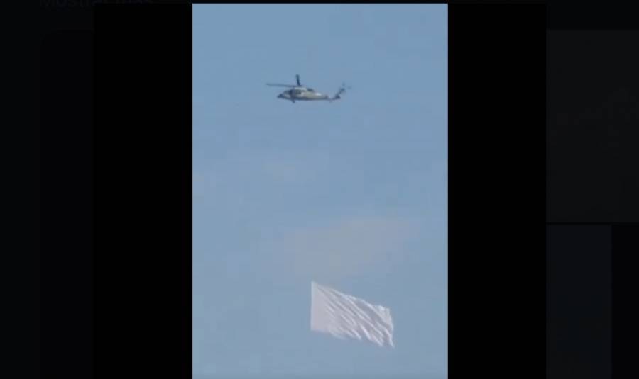 Captan a helicóptero sobrevolando con una bandera blanca en Culiacán