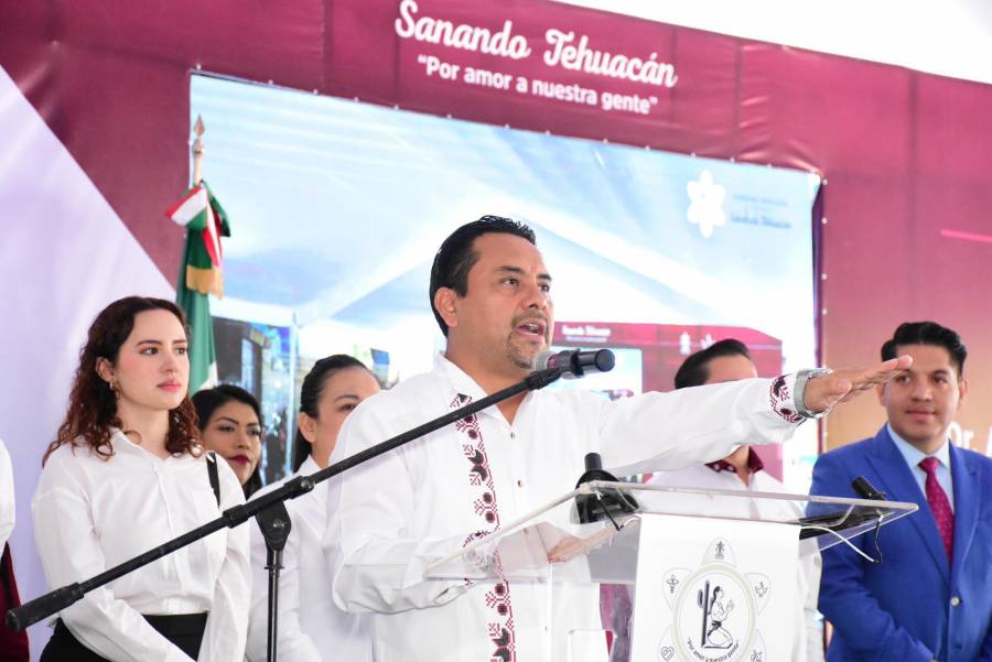 Alejandro Barroso toma protesta del ayuntamiento de Tehuacán