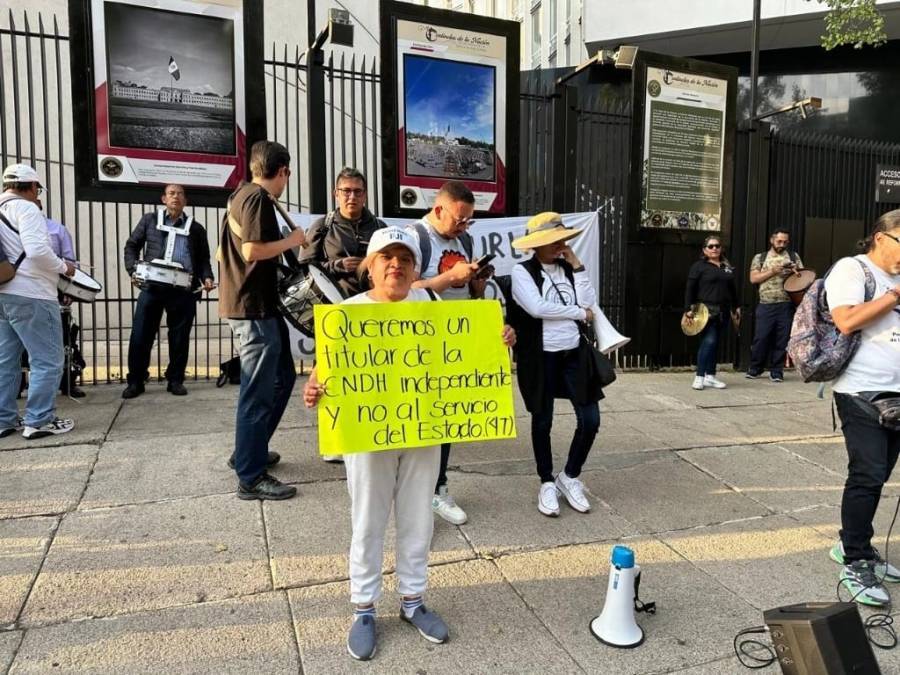 Trabajadores del Poder Judicial se manifiestan contra la reelecci&oacute;n de Rosario Piedra Ibarra