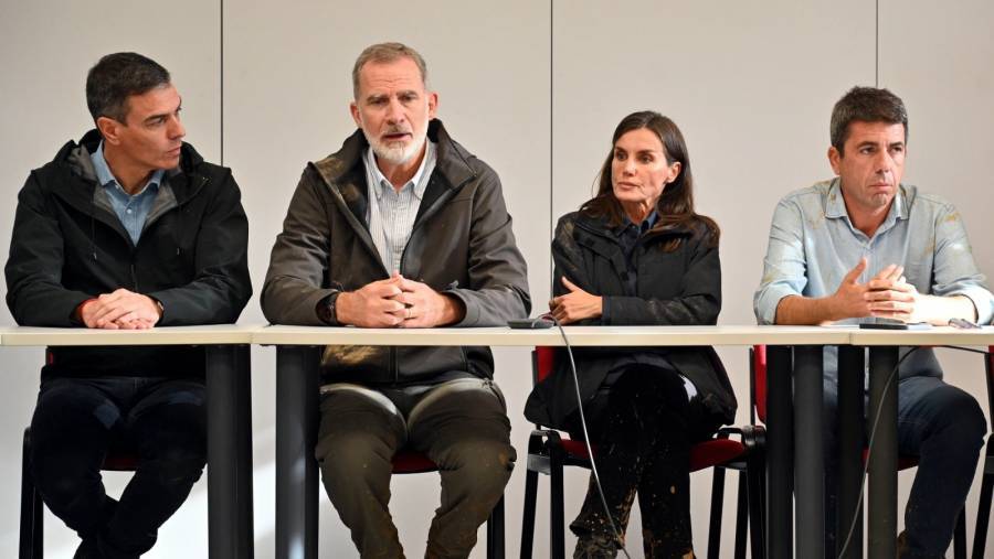 El Rey Felipe VI pide empat&iacute;a con damnificados por inundaciones en Valencia