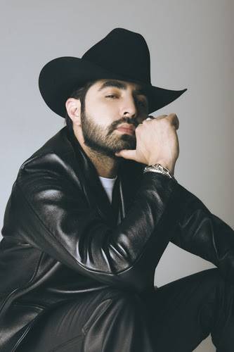 Joss Favela celebra el #1 en Billboard con “Con Todo Respetillo”