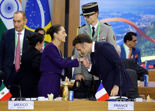 Agrada en redes sociales beso de Macron a mano de Sheinbaum