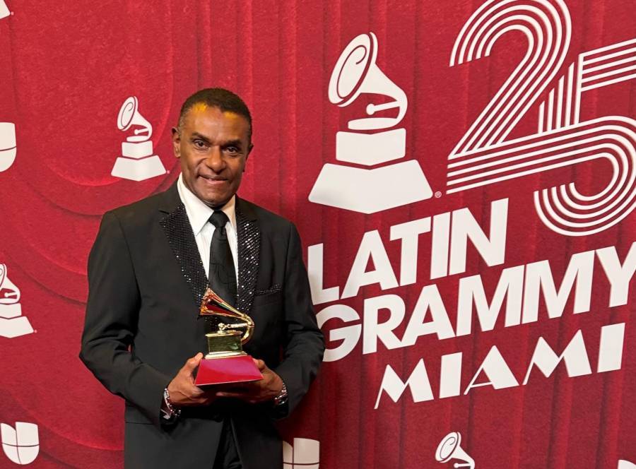 José Alberto “El Canario” estrena “Rodando por el mundo”