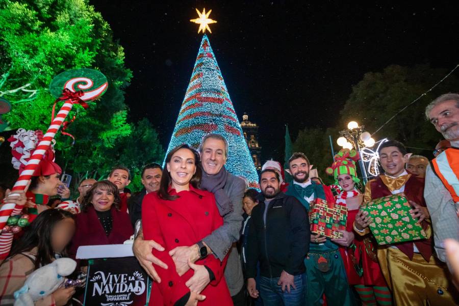 Pepe Chedraui enciende Árbol de Navidad en el zócalo de Puebla y anuncia agenda de temporada