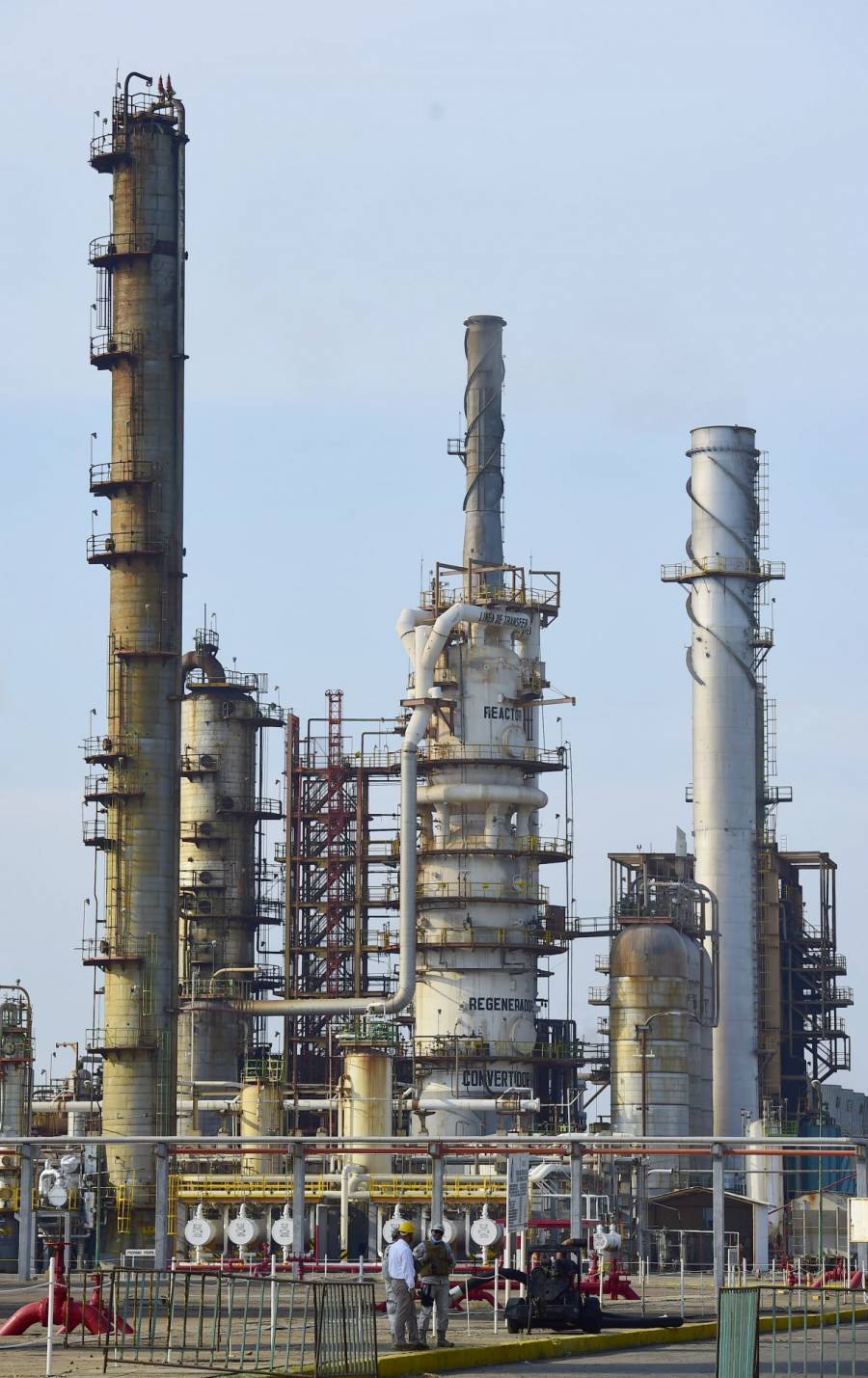 Explosión e incendio en refinería de Salamanca deja ocho heridos