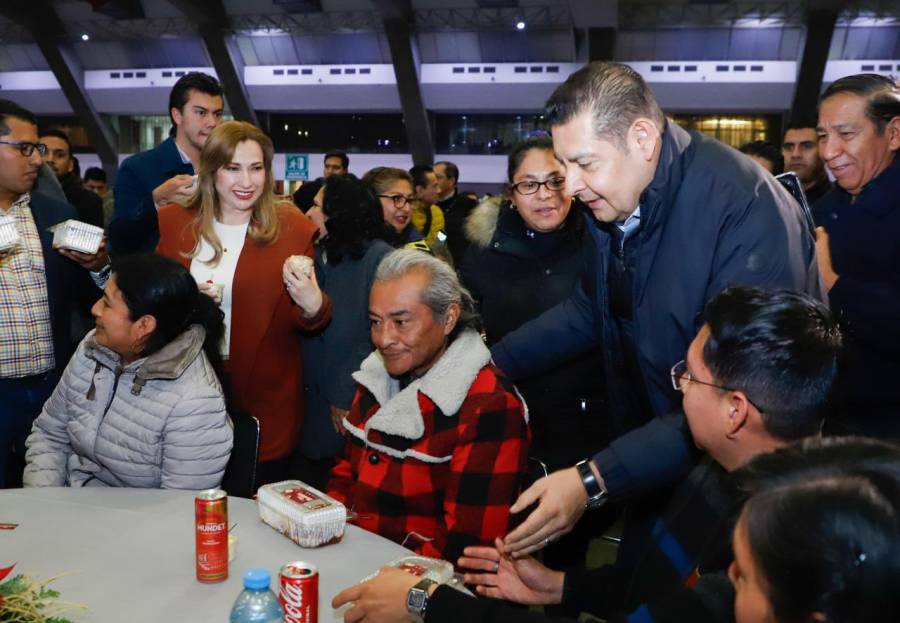 Acuden 3 mil 500 personas a la cena navideña del Centro Expositor