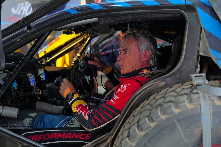Carlos Sainz, vigente campeón, abandona el Dakar 2025