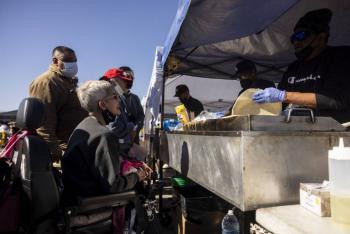 Rescatistas buscan cadáveres antes de que el viento arrecie en Los Ángeles