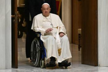 El papa Francisco se cae y sufre una contusión en un brazo, pero sin fractura