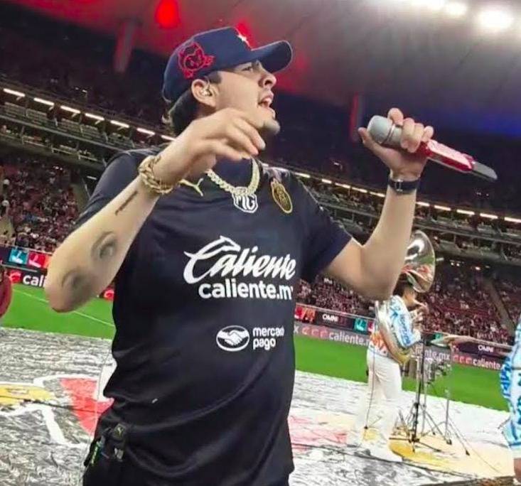Beto Vega sorprendió con brillante actuación en el medio tiempo del juego Chivas -Tigres