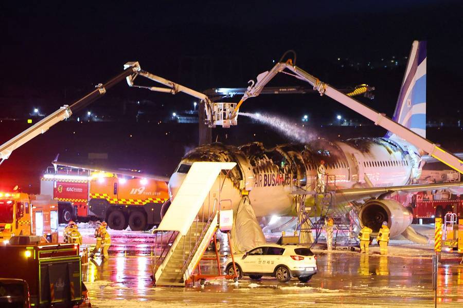 Avión surcoreano se incendia, pasajeros evacuados