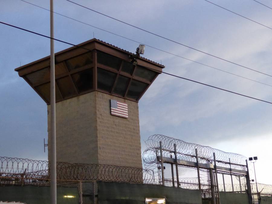 Trump evalúa el uso de Guantánamo para retener migrantes