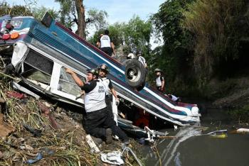 Autobús cae a barranco y enluta a Guatemala con al menos 52 muertos