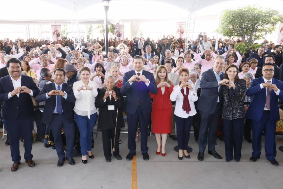 Gobernador de Puebla celebra aniversario 19 de la Casa del Abue