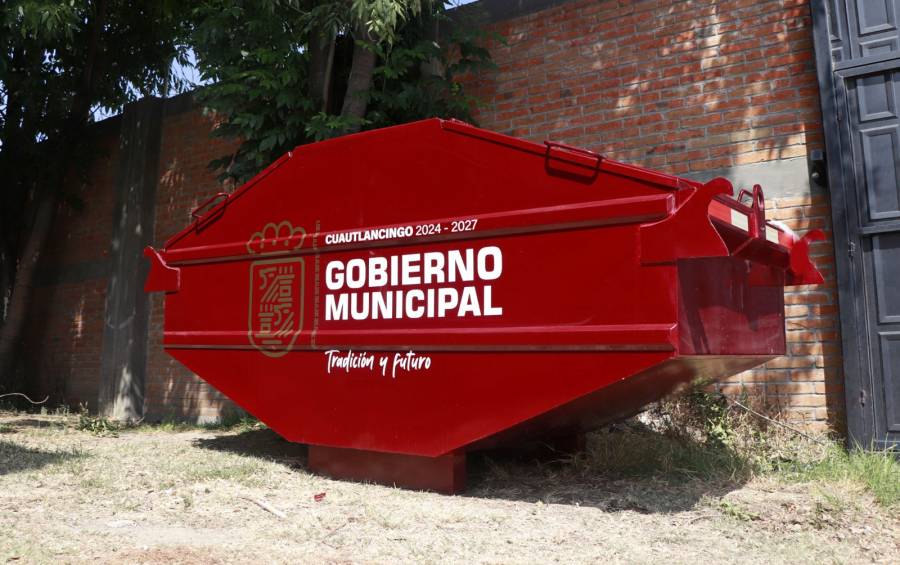 Entrega Omar Muñoz contenedor de basura en la secundaria Quetzalcóatl