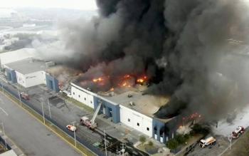 Incendio de gran magnitud consume fábrica de plástico en Apodaca