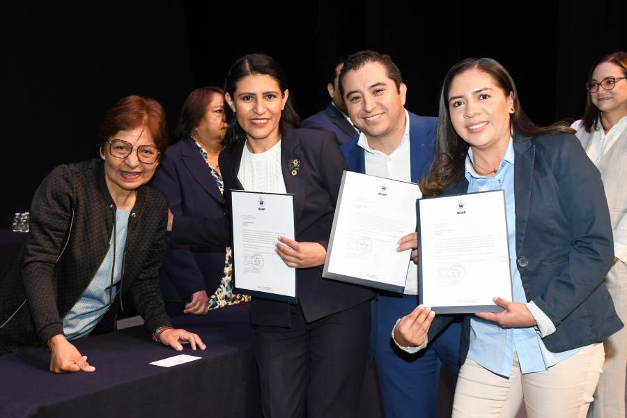 Entrega Lilia Cedillo 291 definitividades a personal docente
