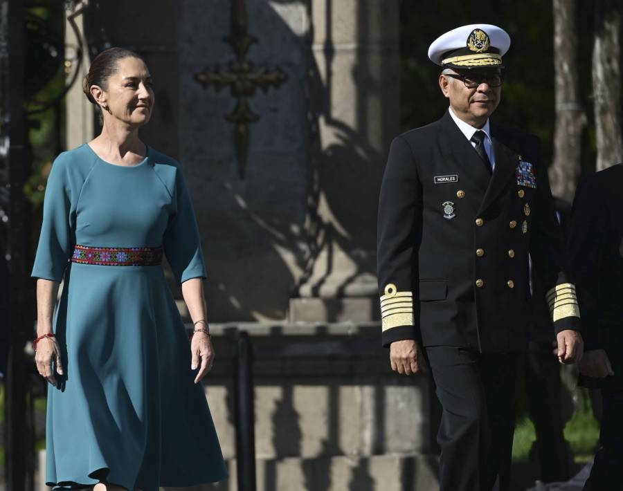 Almirante Raymundo Pedro Morales Ángeles reafirma compromiso patriótico en el Día de la Bandera