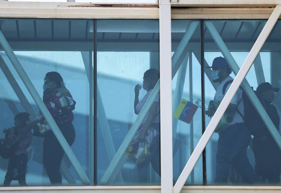 Venezuela repatría a 242 migrantes desde México, incluidos mujeres y niños