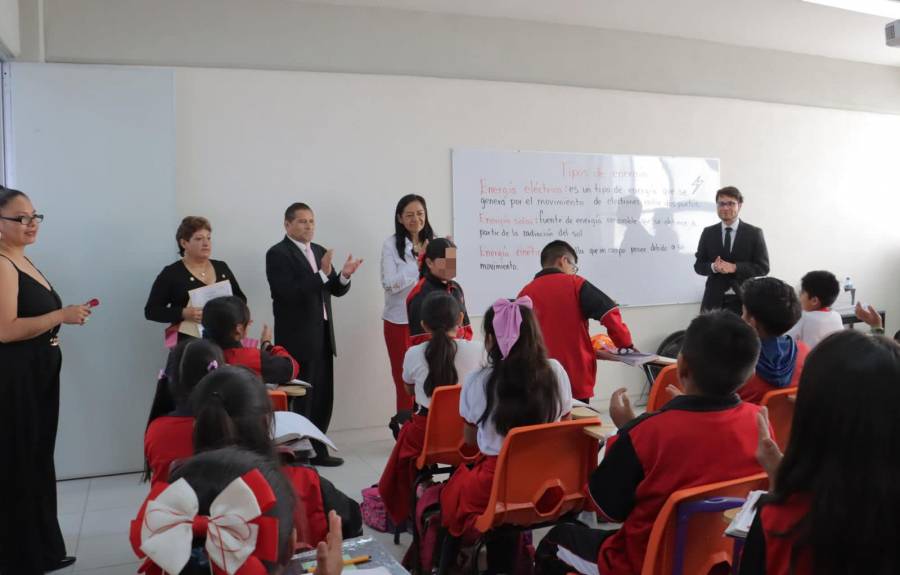 Ariadna Ayala impulsa educación, inaugura dos aulas equipadas