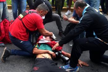 Brutal represión en Buenos Aires: fuerzas de seguridad atacan marcha de jubilados